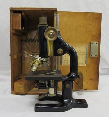 VINTAGE REICHERT MONOCULAR MICROSCOPE: VINTAGE REICHERT MONOCULAR MICROSCOPE WITH ACCESSORIES AND CASE