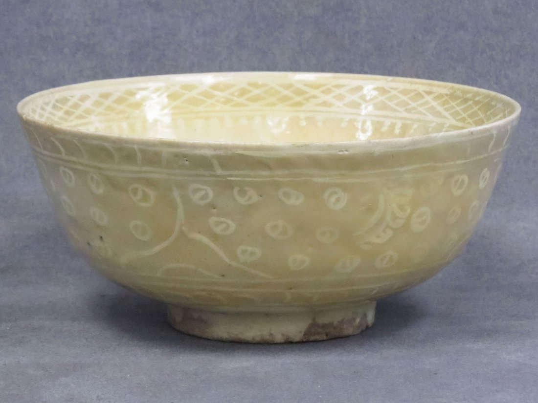 ISLAMIC GLAZED DECORATED POTTERY BOWL, SULTANABAD: ISLAMIC GLAZED DECORATED POTTERY BOWL, SULTANABAD, C.1200 AD. DIAMETER 7"