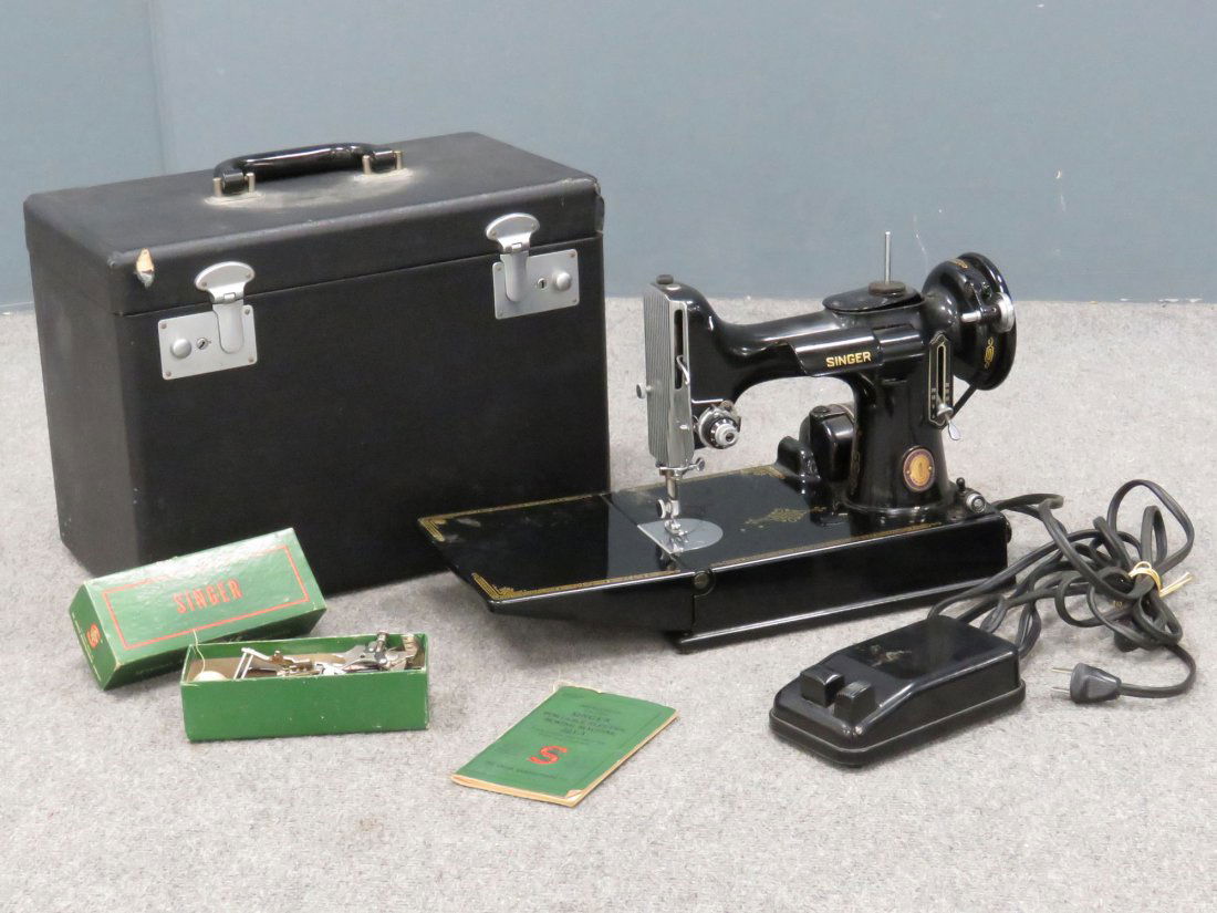 SINGER FEATHERWEIGHT SEWING MACHINE: SINGER FEATHERWEIGHT SEWING MACHINE WITH ACCESSORIES