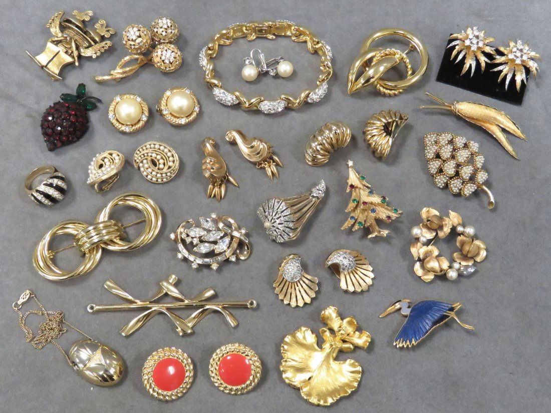 LOT ASSORTED FASHION JEWELRY, SIGNED (1 of 7)