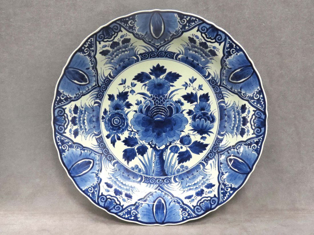 VINTAGE DELFT CHARGER, SIGNED 1928 (1 of 4)