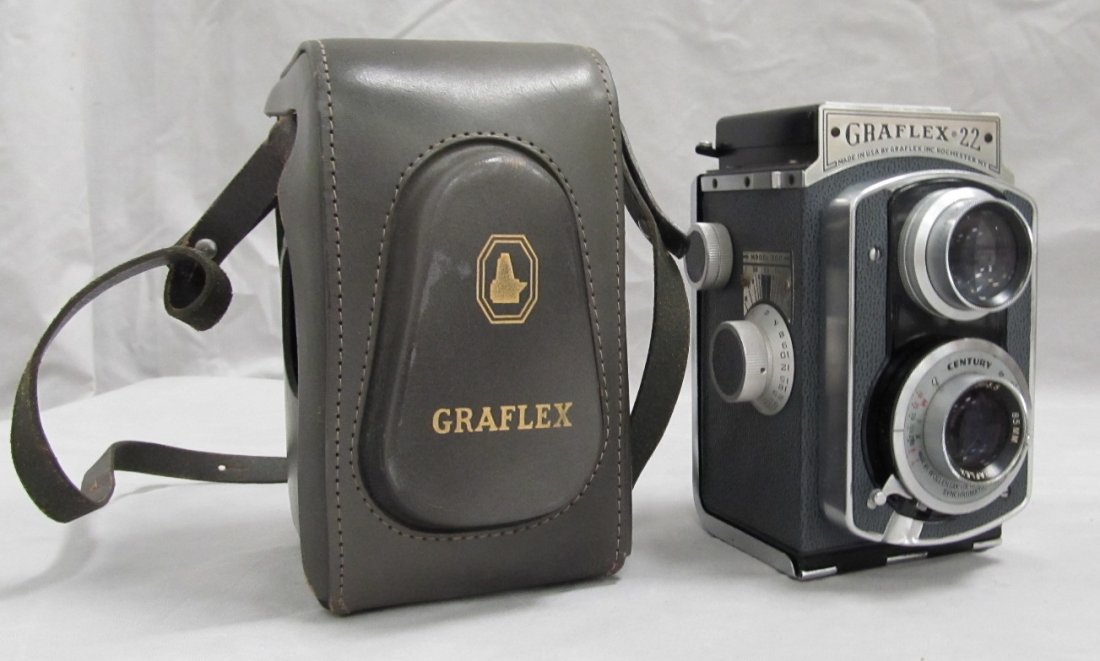 VINTAGE GRAFLEX-22 REFLEX CAMERA (1 of 3)