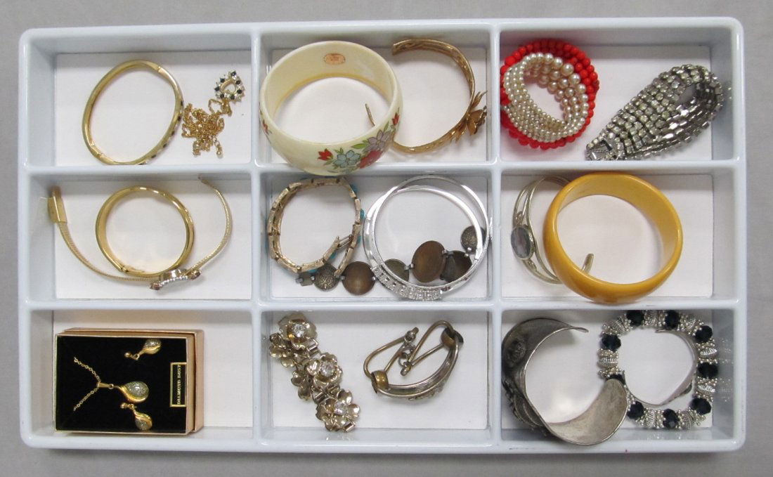 LOT ASSORTED COSTUME JEWELRY BRACELETS (1 of 1)