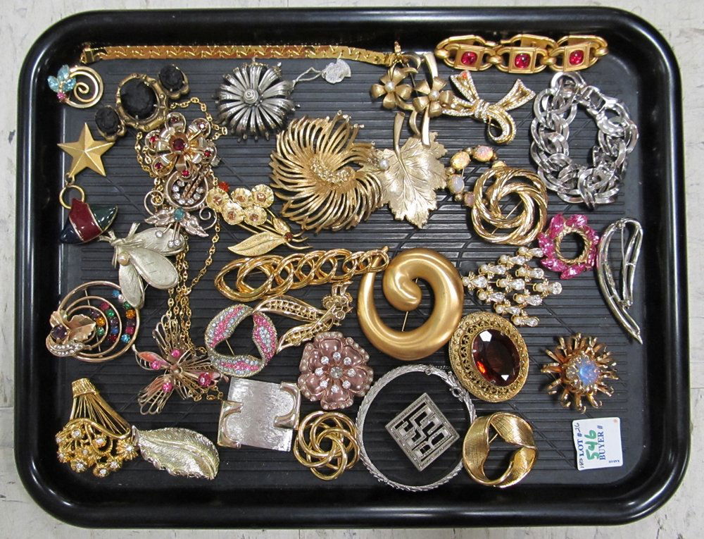 LOT ASSORTED COSTUME JEWELRY PINS AND BROOCHES: LOT ASSORTED COSTUME JEWELRY PINS AND BROOCHES INCLUDING TRIFARI, MONOCRAFT, MONET, NAPIER, GERRYS AND GIOVANNI
