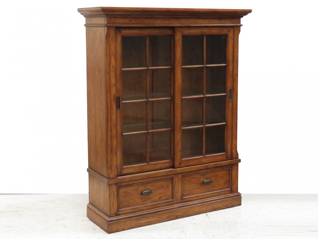 THOMASVILLE COUNTRY CARVED OAK CHINA CABINET (1 of 9)