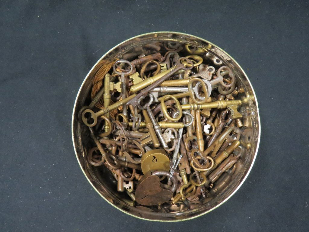 LOT APPROXIMATELY (180) ASSORTED VINTAGE KEYS (1 of 1)