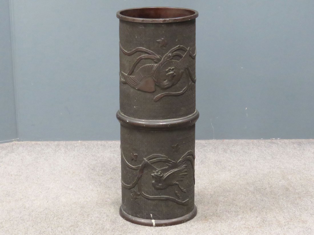 JAPANESE BAS RELIEF BRONZE UMBRELLA STAND: JAPANESE BAS RELIEF DECORATED BRONZE UMBRELLA STAND, TAISHO. HEIGHT 24" (BASE LOOSE)