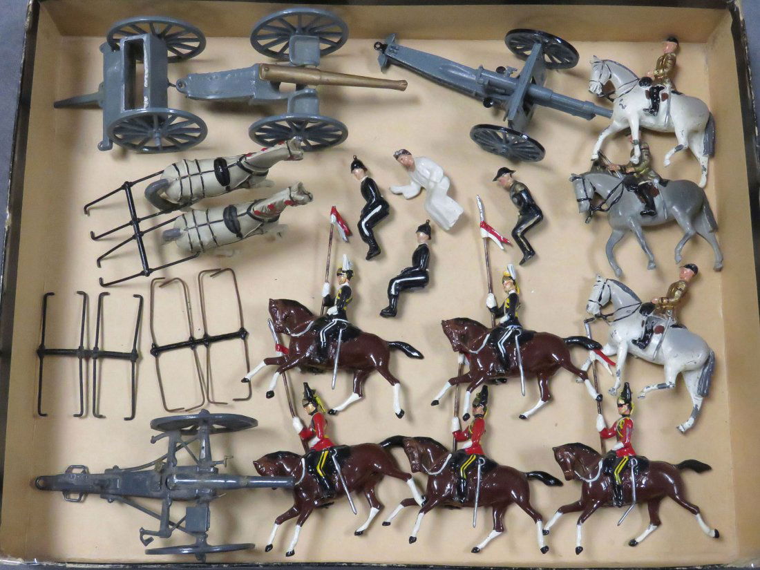 LOT INCLUDING BRITAINS MOUNTED SOLDIERS (1 of 5)