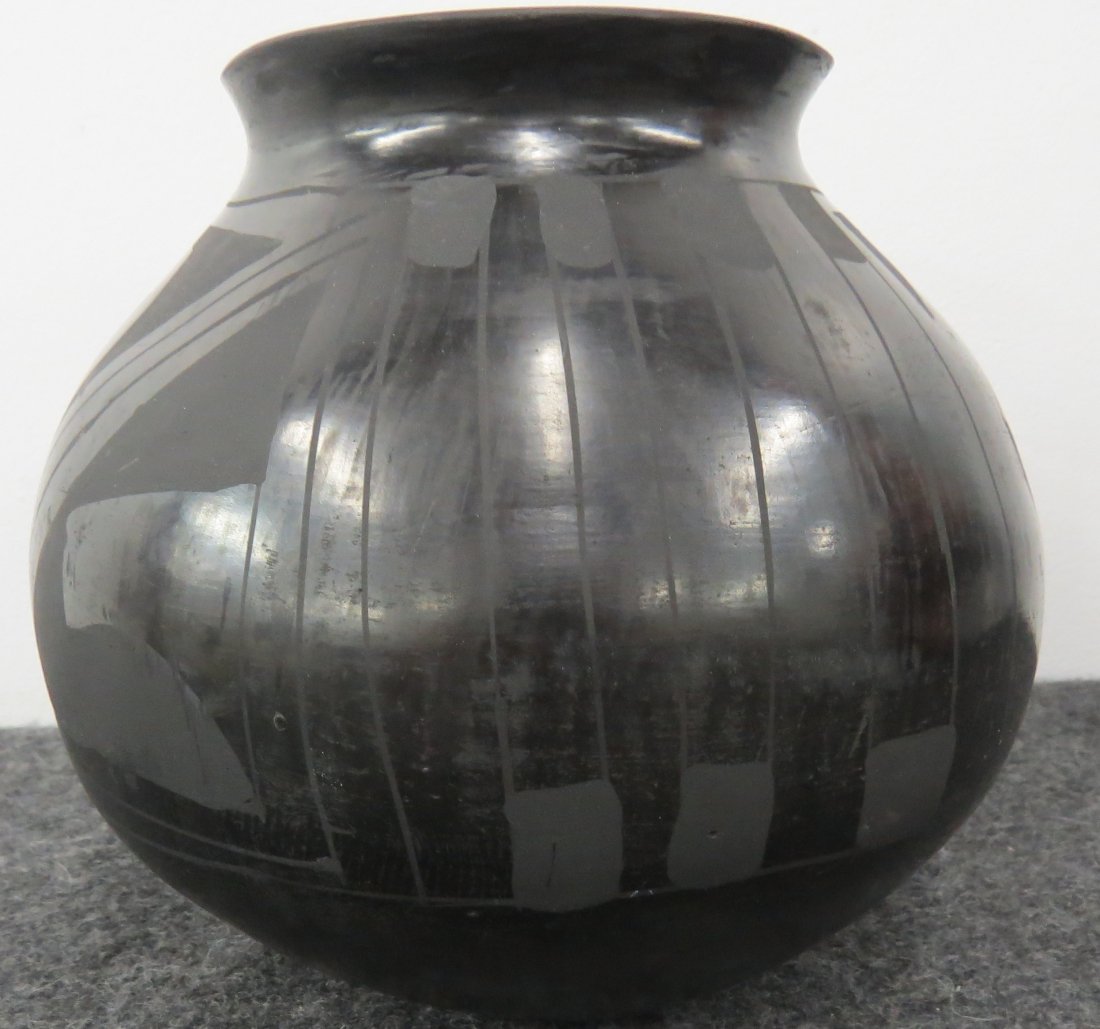 SANTA CLARA BLACK DECORATED POT (1 of 2)