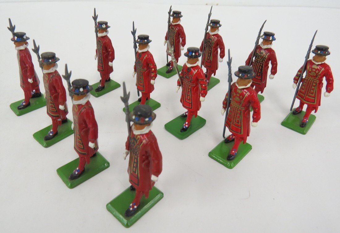 LOT (12) BRITAINS YEOMEN OF THE GUARD (BEEFEATERS) (1 of 4)