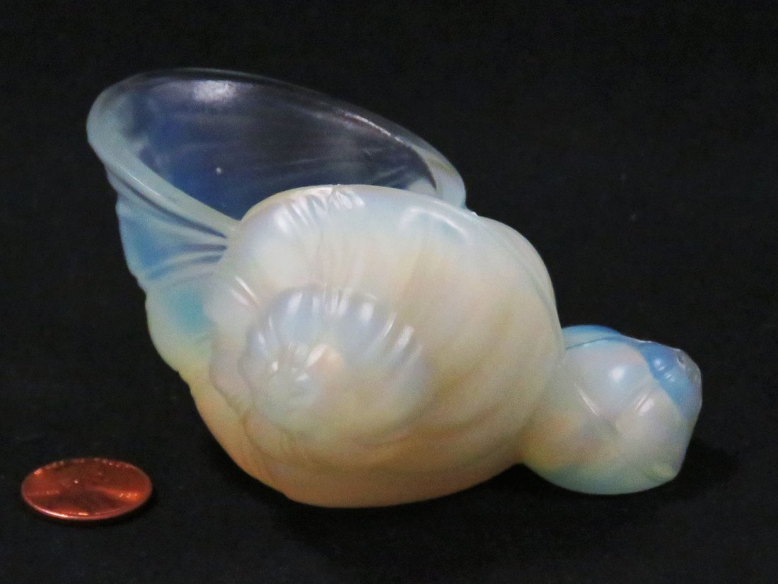 VINTAGE SABINO ART GLASS SHELL, SIGNED: VINTAGE SABINO ART GLASS SHELL, SIGNED MOLDED FRANCE. LENGTH 3 3/4"