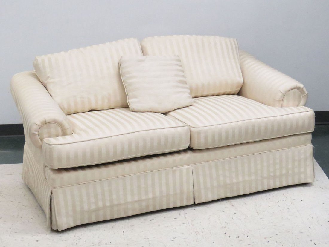 ETHAN ALLEN TRADITIONAL STYLE SETTEE: ETHAN ALLEN TRADITIONAL STYLE SETTEE. WIDTH 62"