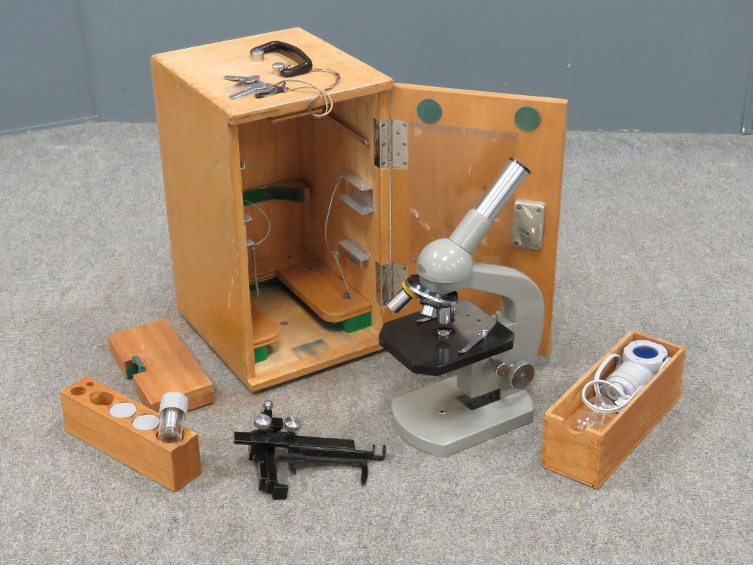 VINTAGE OLYMPUS MONOCULAR MICROSCOPE: VINTAGE OLYMPUS MONOCULAR MICROSCOPE WITH ILLUMINATED TABLE, ACCESSORIES AND CASE