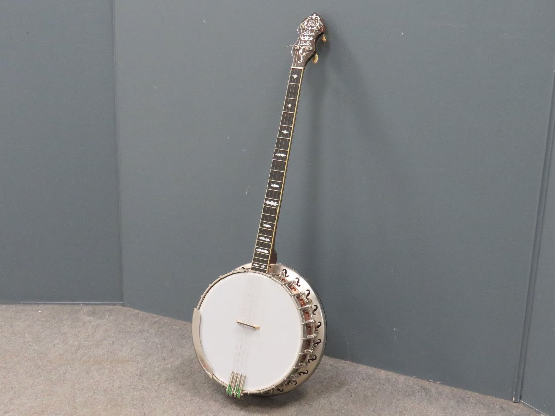 VINTAGE BACON & DAY "SILVER BELL" BANJO: VINTAGE BACON & DAY "SILVER BELL" PROFESSIONAL PLECTRUM BANJO WITH HARD CASE (ROUGH)