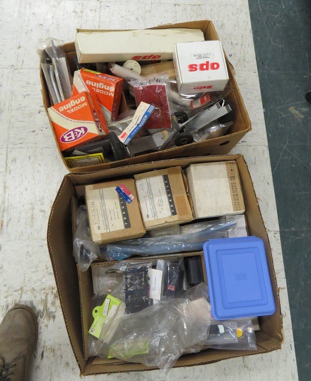 (5) LARGE BOX LOTS OF MODEL AIRPLANE/ENGINE PARTS (SOME (1 of 3)
