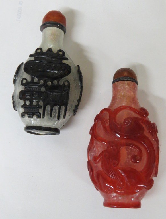 LOT (2) CHINESE CARVED PEKING GLASS SNUFF BOTTLES. (1 of 3)