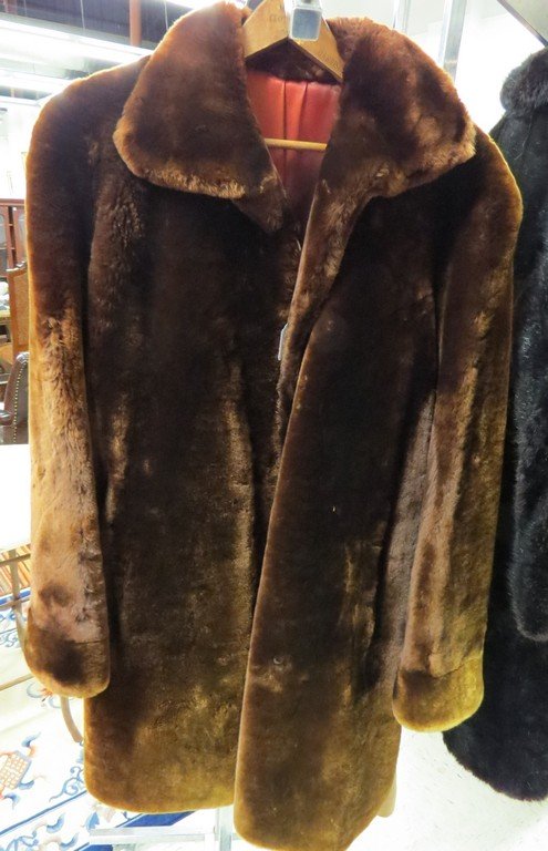 VINTAGE WOMAN'S SEAL FUR COAT. APPROXIMATELY SIZE 8-10 (1 of 3)