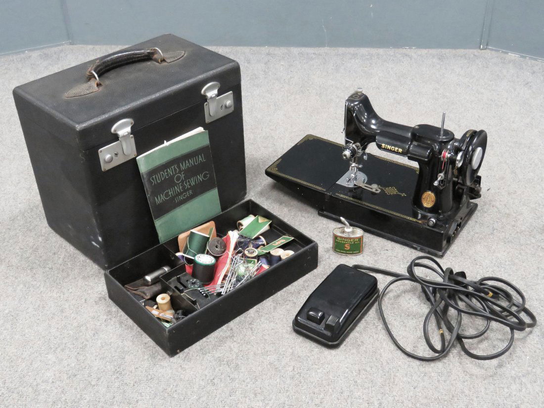 VINTAGE SINGER FEATHERWEIGHT SEWING MACHINE WITH (1 of 4)