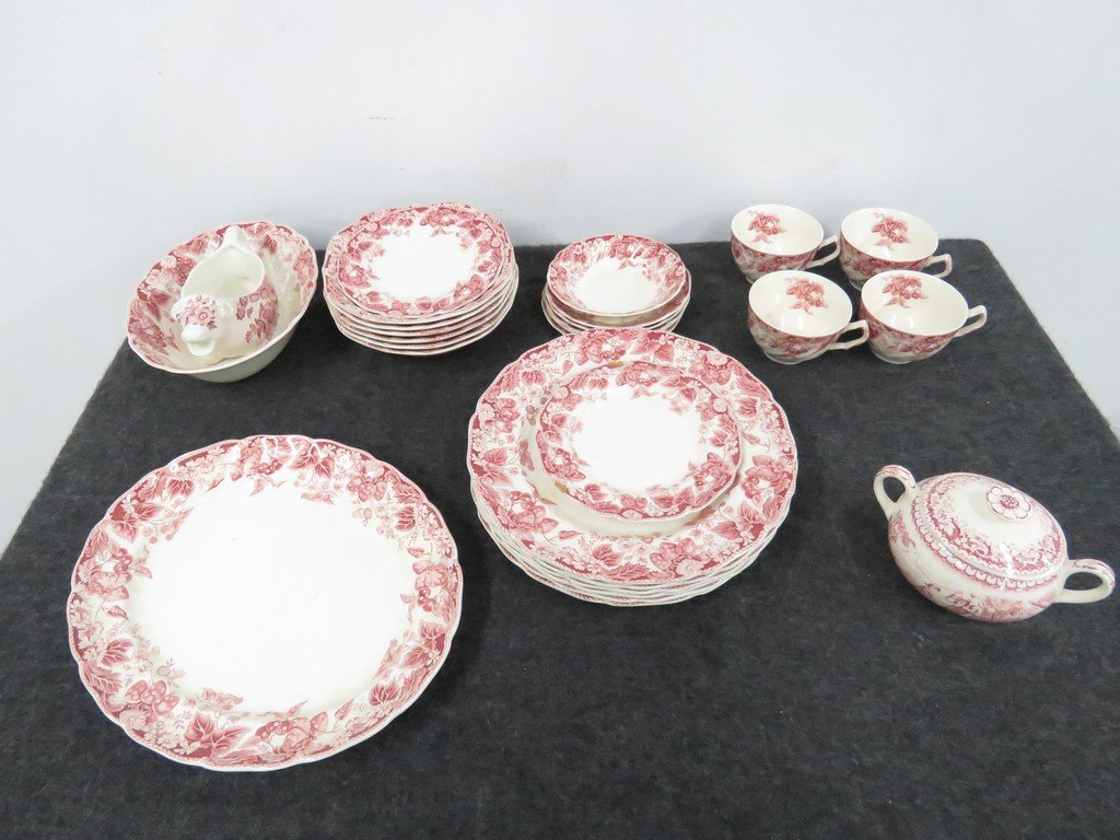 LOT ASSORTED JOHNSON BROTHERS "STRAWBERRY FAIR" (1 of 3)