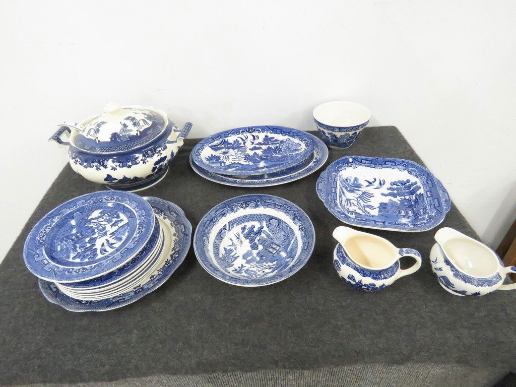 LOT ASSORTED BLUE WILLOW PATTERN CHINA (1 of 5)