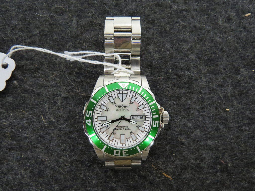 INVICTA STAINLESS AUTOMATIC 21-JEWEL PRO-DIVER DAY/DATE (1 of 2)