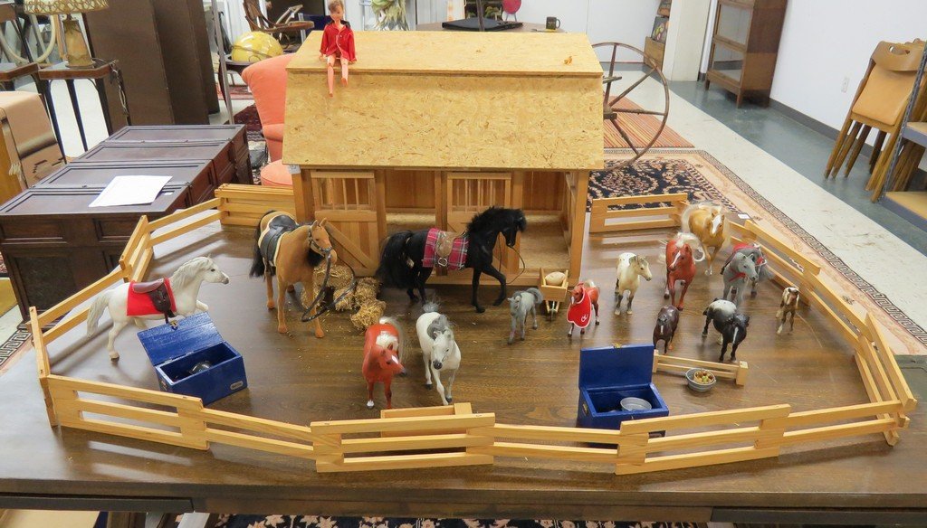 DAKINS HORSE BARN WITH LOT OF BREYER AND OTHER MODEL (1 of 6)
