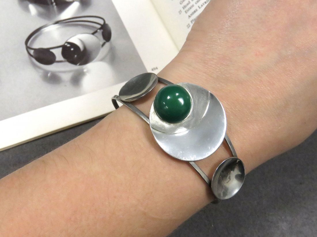 ART DECO ALUMINUM/CHROME BRACELET WITH GREEN CABOCHON (1 of 7)