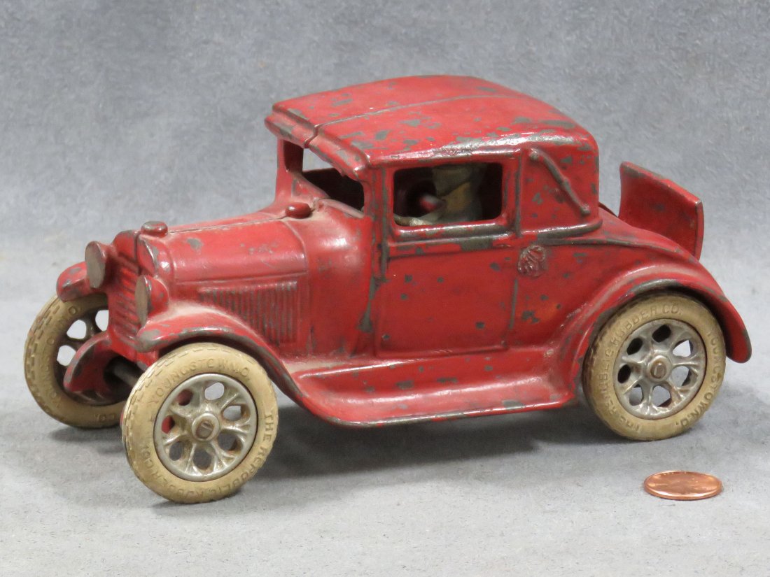 VINTAGE ARCADE CAST IRON FORD 3-WINDOW MODEL A COUPE (1 of 5)