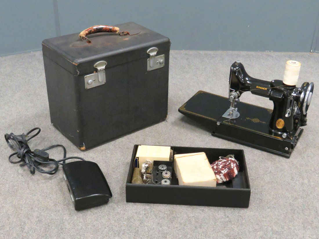 VINTAGE SINGER FEATHERWEIGHT SEWING MACHINE WITH (1 of 3)