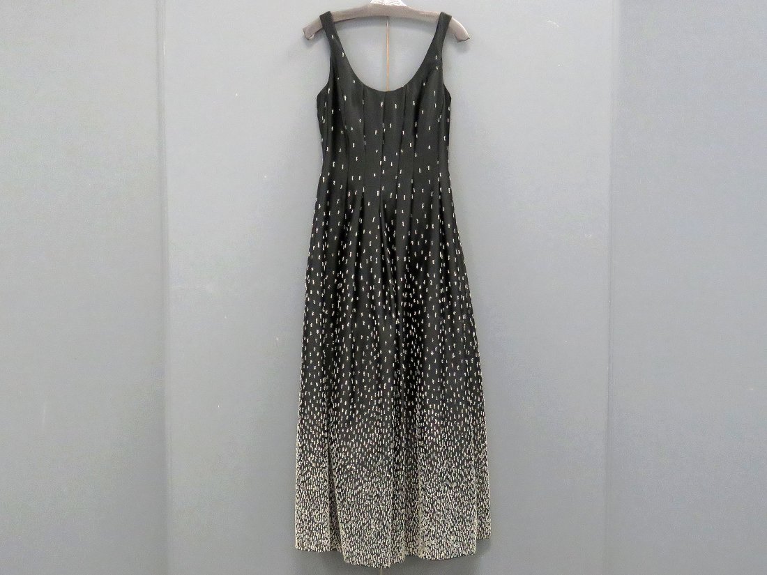 OSCAR DE LA RENTA BLACK SATIN & WHITE BEADED GOWN. SIZE (1 of 7)