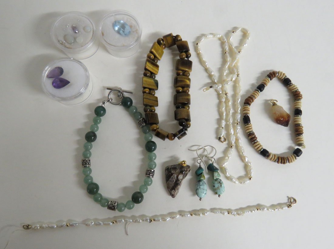 LOT ASSORTED HARD STONE AND FRESHWATER PEARL BRACELETS (1 of 3)