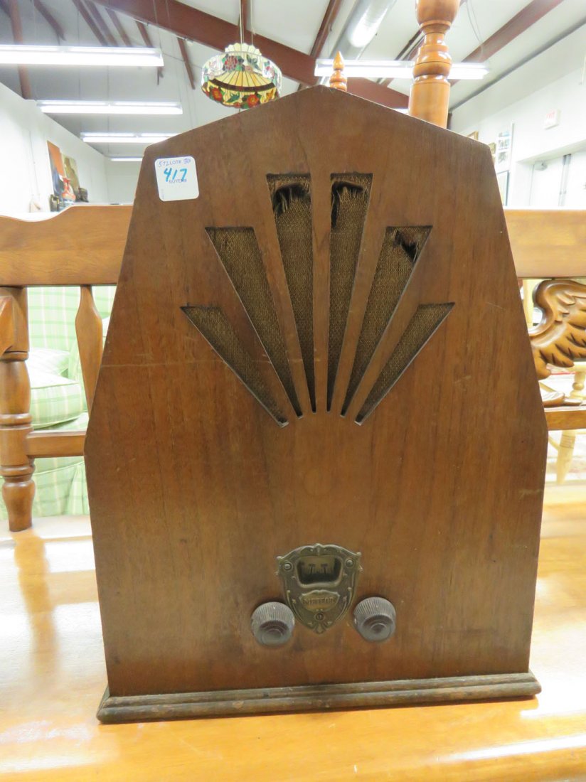 LOFTIN WHITE "METEOR" WALNUT CATHEDRAL RADIO, C.1930. (1 of 1)