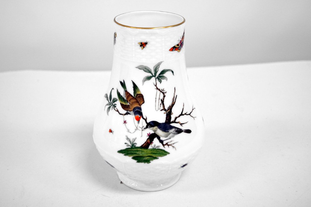 HEREND "ROTHCHILD BIRDS" DECORATED PORCELAIN VASE. (1 of 3)