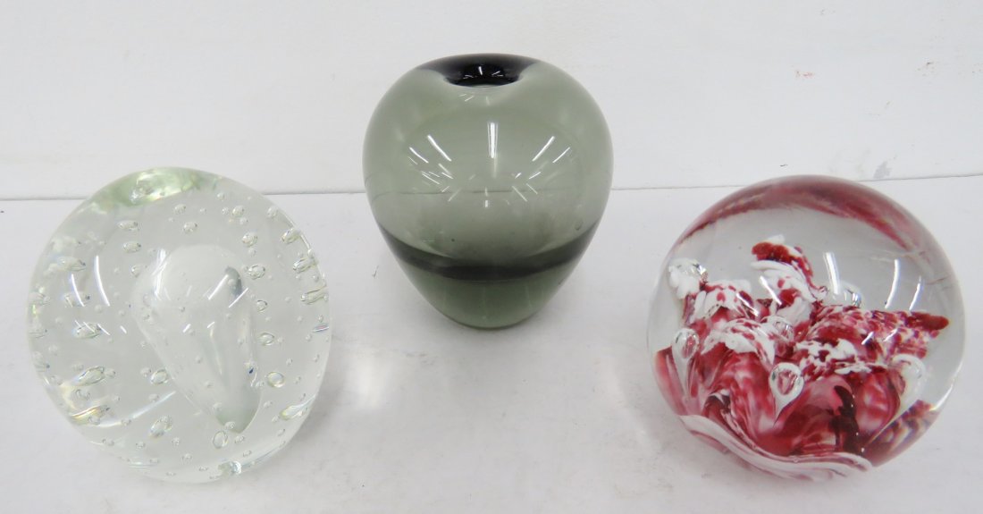 LOT (3) INCLUDING HOLMEGAARD CRYSTAL PAPERWEIGHT VASE,: LOT (3) INCLUDING HOLMEGAARD CRYSTAL PAPERWEIGHT VASE, SIGNED, HEIGHT 3 3/4+ACIAOw- (2) CRYSTAL PAPERWEIGHTS