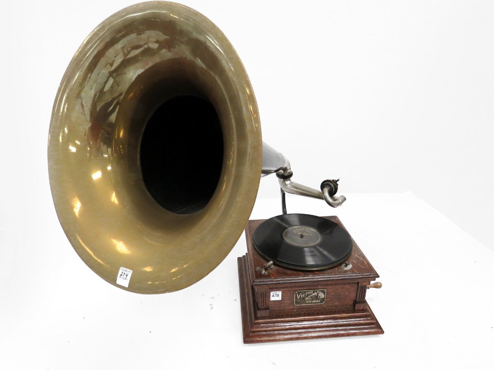 VICTOR TALKING MACHINES TYPE M OAK TABLE TOP DISC