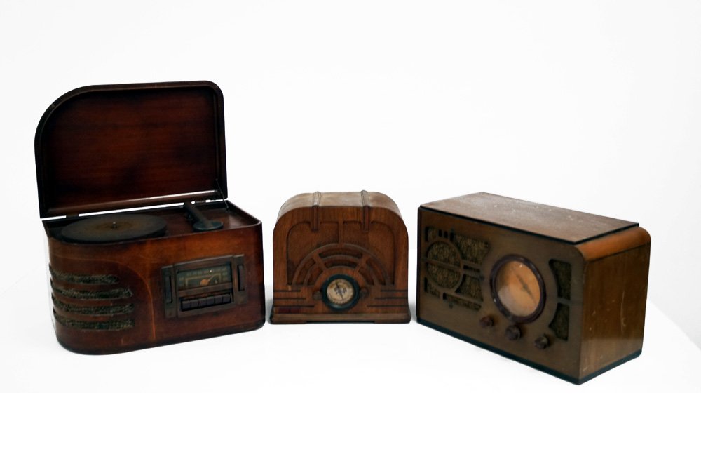 LOT (3) VINTAGE RADIOS INCLUDING HALSON MODEL 610 (1 of 2)