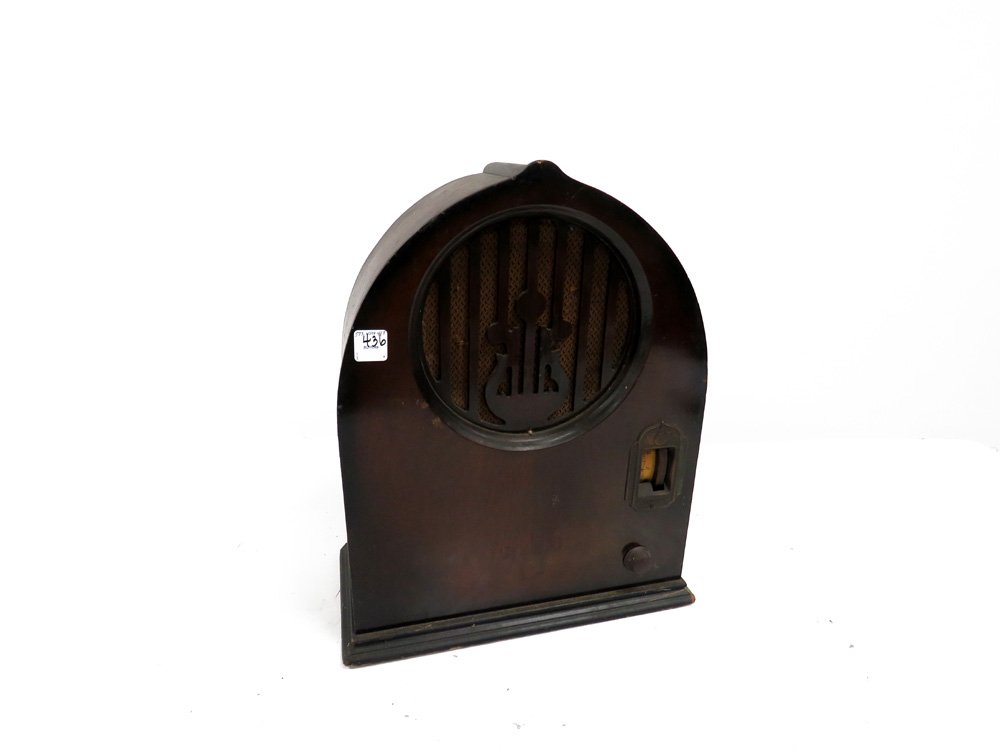 ECHOPHONE MODEL S-4 WALNUT CATHEDRAL RADIO, C.1931. (1 of 2)