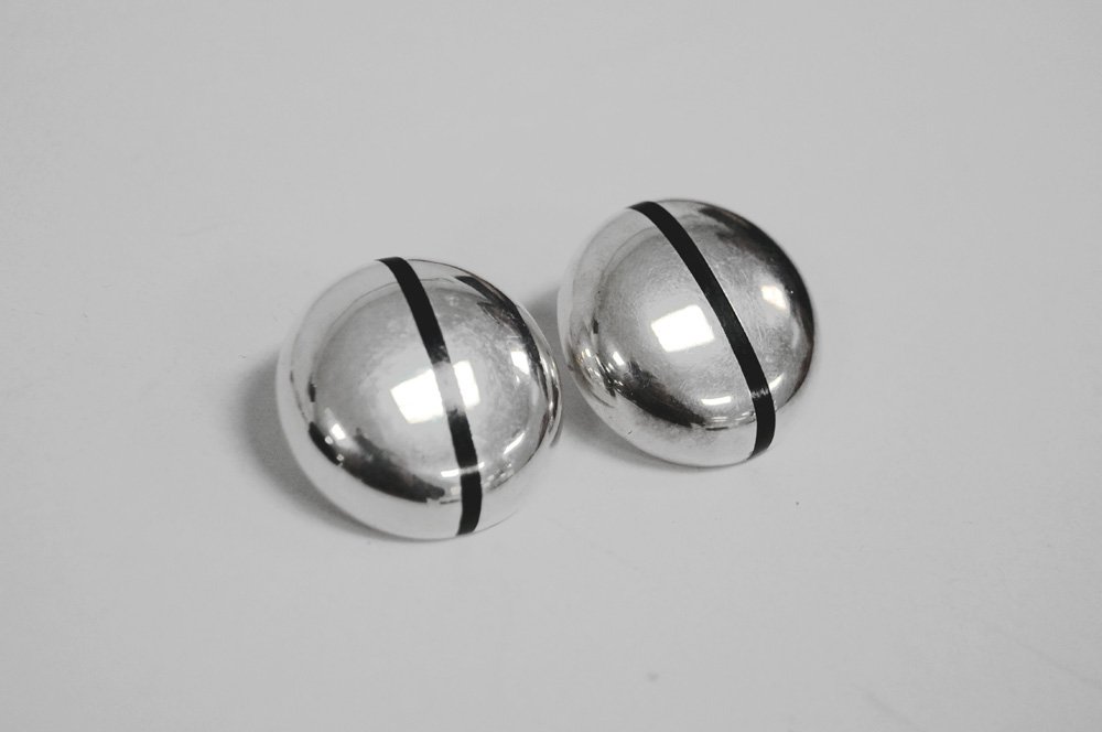 PAIR PUIG DORIAN (JOSE MARIA) STERLING INLAID DESIGNED: PAIR PUIG DORIAN (JOSE MARIA) STERLING INLAID DESIGNED CLIP BUTTON EARRINGS. DIAMETER 1 1/8"; 0.68 OZT