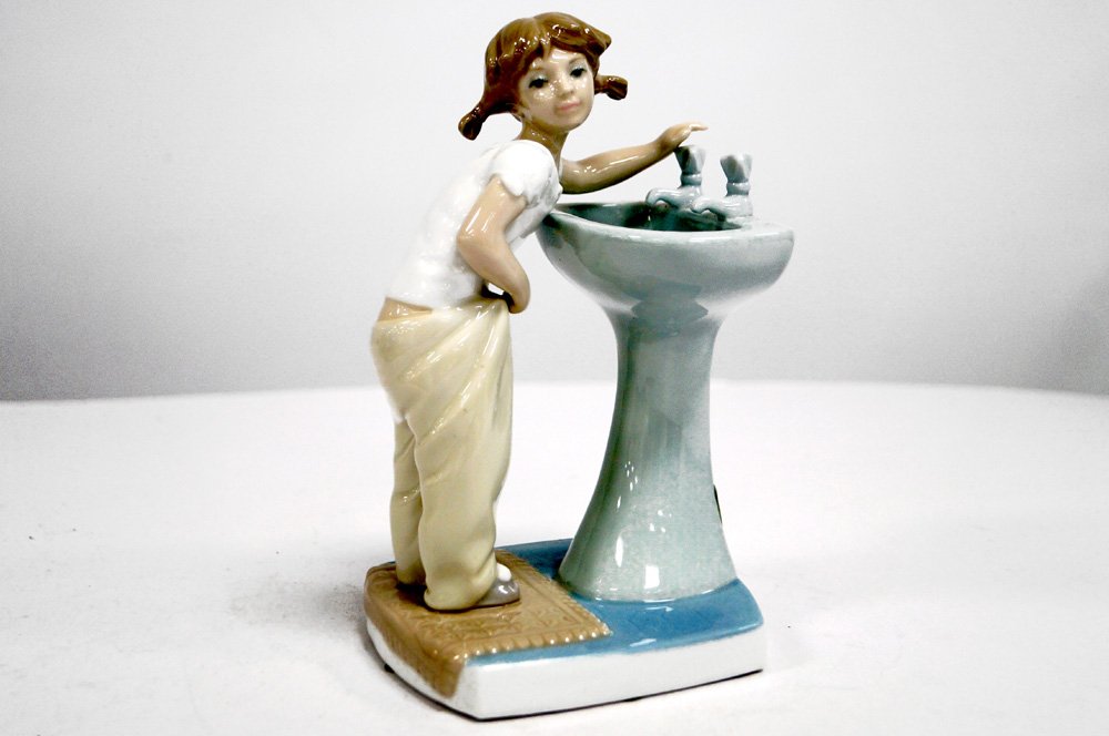 LLADRO DECORATED PORCELAIN FIGURE, "CLEAN UP TIME", (1 of 2)
