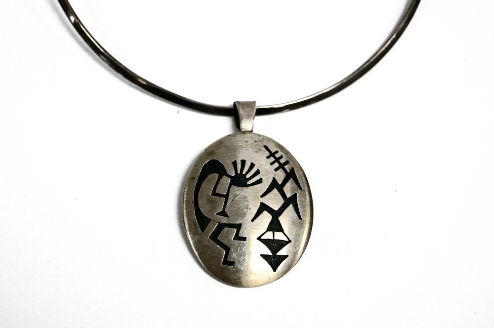 MANUEL HOYUNGOWA HOPI CORN HARVEST PENDANT WITH "HOGAN: MANUEL HOYUNGOWA HOPI CORN HARVEST PENDANT WITH "HOGAN ON A PLATEAU" HALLMARK WITH MEXICAN STERLING CHOKER. TWT 1.03 OZT