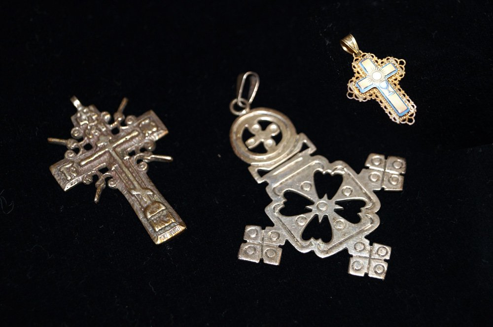 LOT (3) ASSORTED CROSSES INCLUDING 14K YELLOW GOLD (1 of 4)