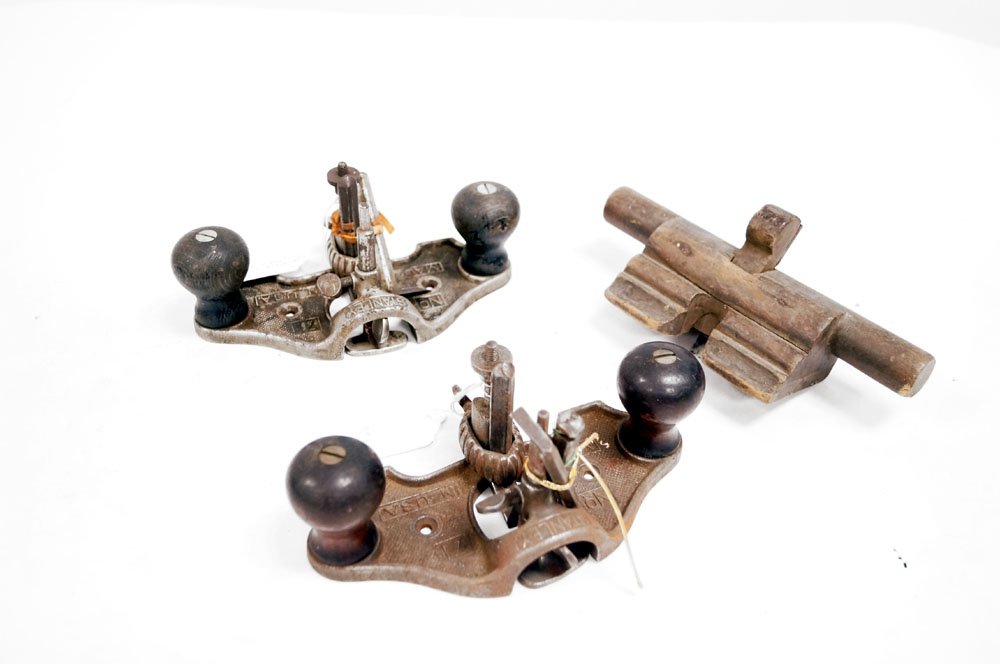 LOT (3) INCLUDING (2) STANLEY NO. 71 ROUTER PLANES: LOT (3) INCLUDING (2) STANLEY NO. 71 ROUTER PLANES (WITH EXTRA BLADES); "HAG'S TOOTH" WOODEN PLANE, 19TH CENTURY