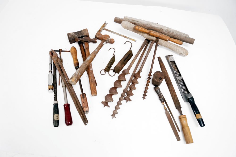 LOT INCLUDING VINTAGE AUGERS/BORERS, ASSORTED HAND (1 of 1)