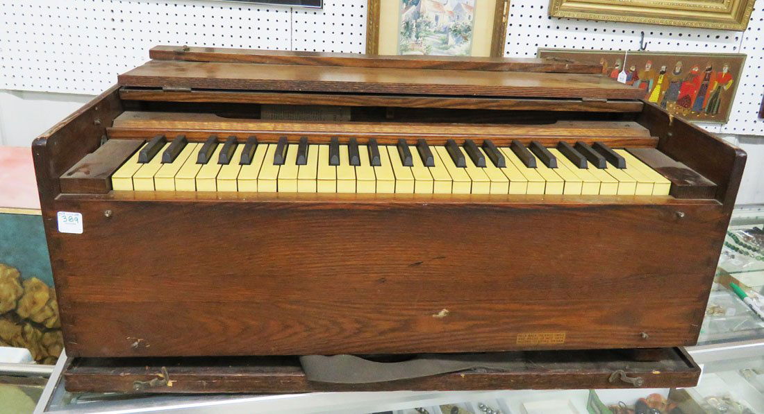 VINTAGE ESTEY OAK PORTABLE COTTAGE ORGAN, 19TH CENTURY. (1 of 5)