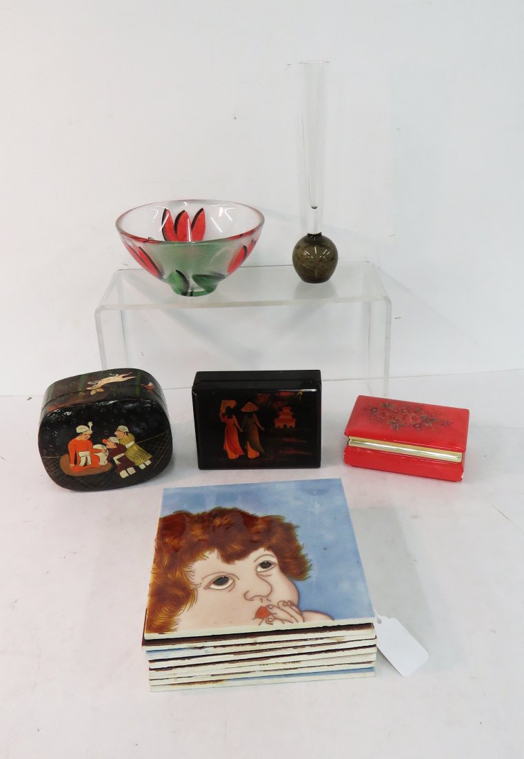 LOT DECORATIVE BOXES, TILE GROUPING AND COSA BODA HAND: LOT DECORATIVE BOXES, TILE GROUPING AND COSA BODA HAND PAINTED GLASS BOWL