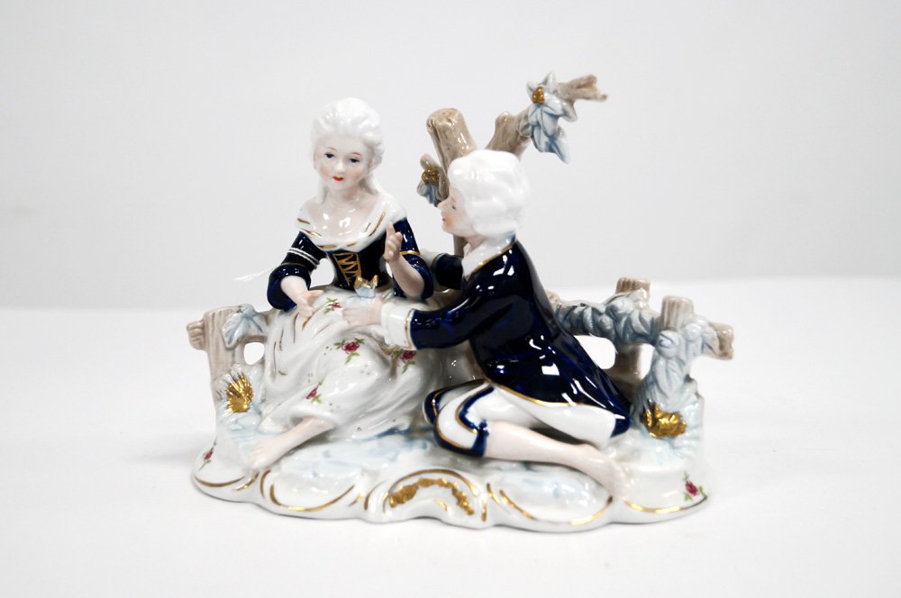 KPM DECORATED PORCELAIN FIGURAL GROUP OF A COURTING: KPM DECORATED PORCELAIN FIGURAL GROUP OF A COURTING COUPLE. HEIGHT 6"