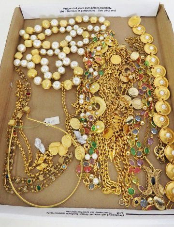 LOT ASSORTED GOLD TONE FASHION JEWELRY NECKLACES (1 of 1)