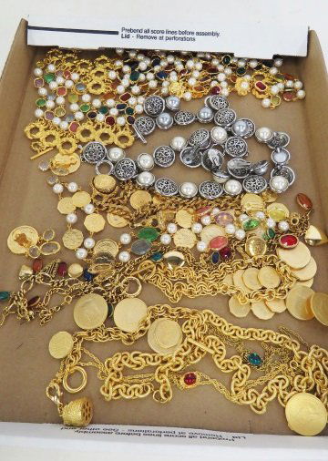 LOT ASSORTED GOLD TONE FASHION JEWELRY NECKLACES, (1 of 1)