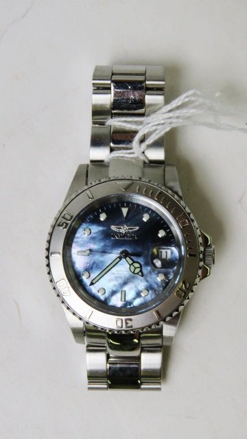 INVICTA STAINLESS AUTOMATIC 21-JEWEL PRO-DIVER DAY/DATE: INVICTA STAINLESS AUTOMATIC 21-JEWEL PRO-DIVER DAY/DATE WRISTWATCH WITH MOTHER-OF-PEARL DIAL AND BRACELET BAND
