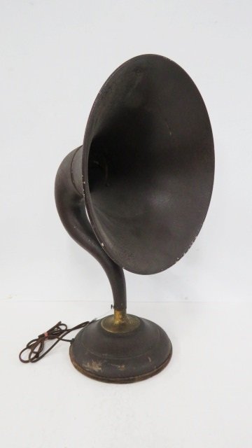 VINTAGE STAR-O-TONE METAL ELBOW RADIO SPEAKER HORN.: VINTAGE STAR-O-TONE METAL ELBOW RADIO SPEAKER HORN. HEIGHT 22"